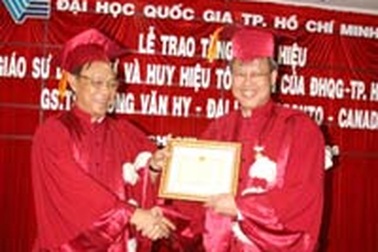 Trao danh hiệu “Giáo sư danh dự” cho một Việt kiều