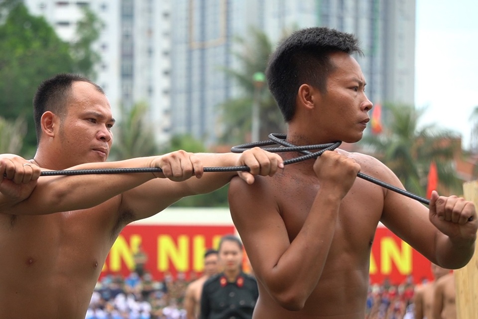 Mãn nhãn với màn biểu diễn khí công điêu luyện của cảnh sát đặc nhiệm - 9 Mãn nhãn với màn biểu diễn khí công điêu luyện của cảnh sát đặc nhiệm - 9