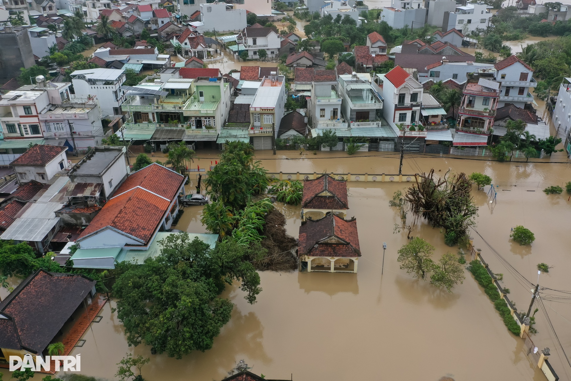 Ngày thứ ba vùng lũ Phú Yên oằn mình giữa biển nước mênh mông - 3