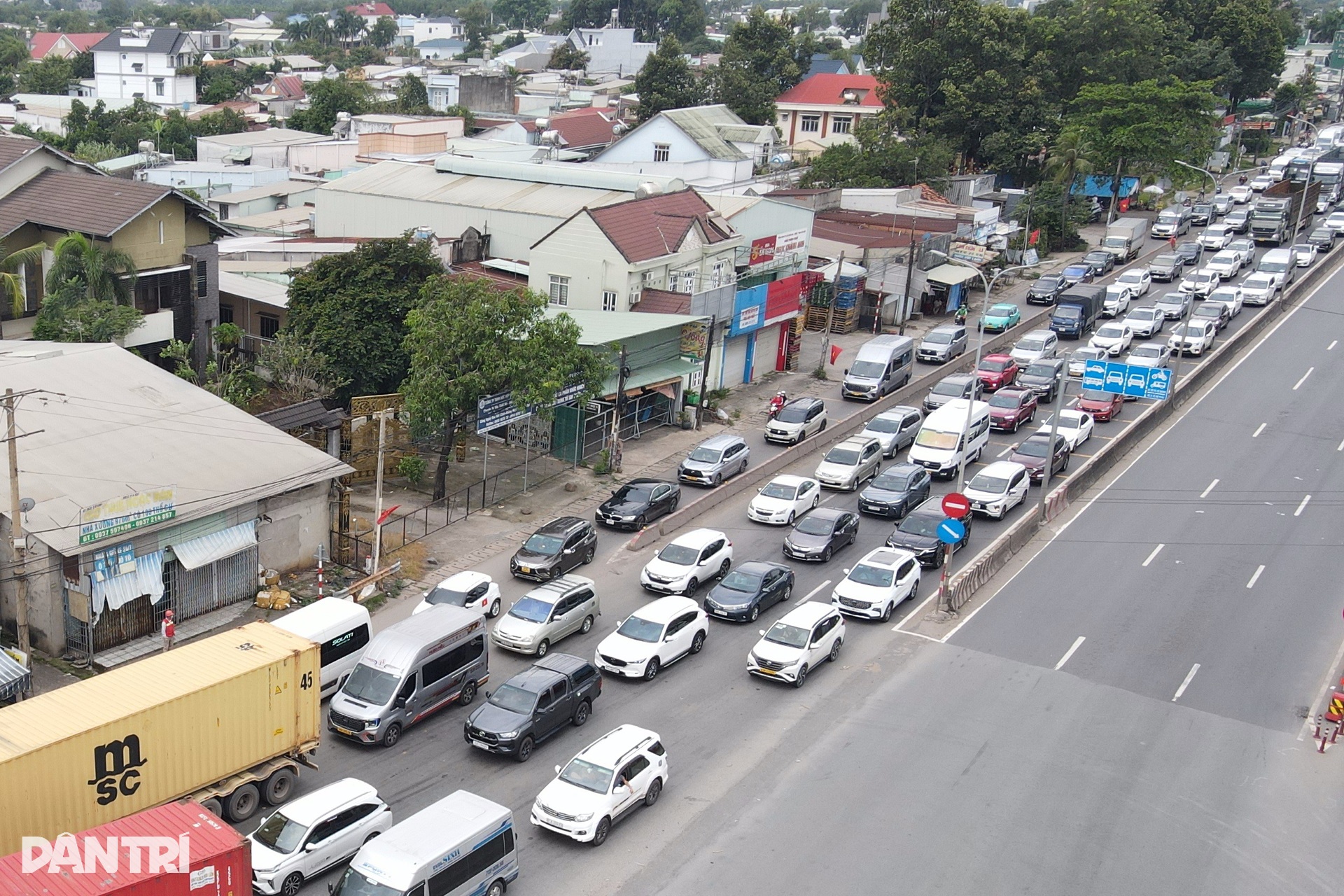 Người dân quay lại TPHCM sớm, quốc lộ 51 ùn tắc kéo dài - 2 Người dân quay lại TPHCM sớm, quốc lộ 51 ùn tắc kéo dài - 2