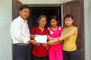 Quà bạn đọc tiếp tục đến với 3 anh em mồ côi cha mẹ   
