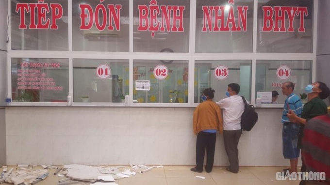 Bệnh nhân "thót tim" do trần nhà bệnh viện nghìn tỷ đổ sập - Ảnh 1. Bệnh nhân "thót tim" do trần nhà bệnh viện nghìn tỷ đổ sập - Ảnh 1.
