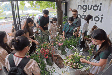 Cà phê "buffet hoa" thu hút hàng trăm bạn trẻ tới trải nghiệm