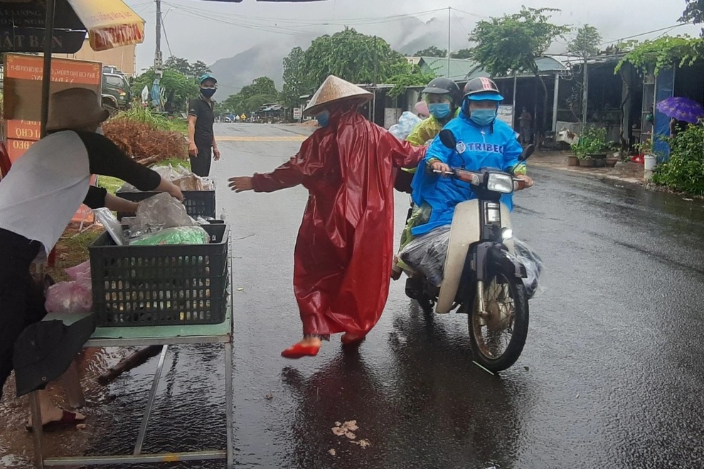 Người dân góp tiền, đội mưa trao sữa, bánh cho dòng người về quê - 3 Người dân góp tiền, đội mưa trao sữa, bánh cho dòng người về quê - 3