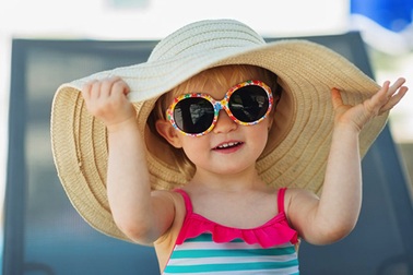 Mùa du lịch, tìm hiểu về kính râm cho bé