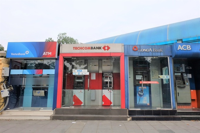 Tiếp xúc hàng trăm người/ngày nhưng ATM không có nước sát khuẩn, cồn rửa tay phòng Covid-19 - Ảnh 2. Tiếp xúc hàng trăm người/ngày nhưng ATM không có nước sát khuẩn, cồn rửa tay phòng Covid-19 - Ảnh 2.