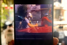 Không được nhường đường, tài xế xe máy đập capo ô tô ở TPHCM