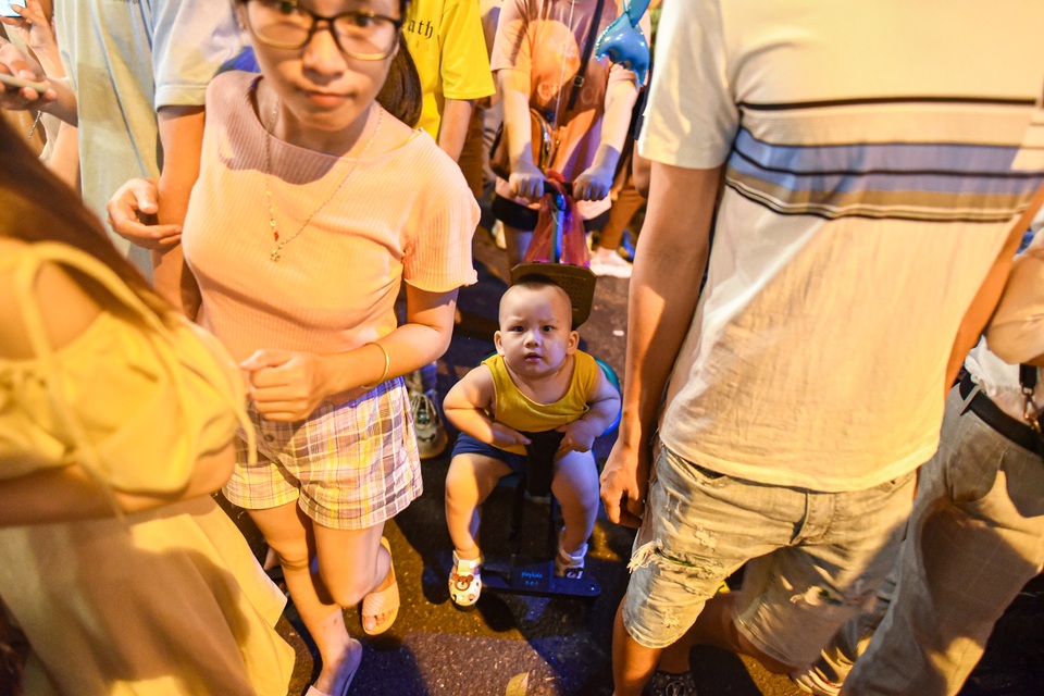 Trung thu: Người lớn chen vã mồ hôi, trẻ em mếu máo vì kẹt giữa biển người - 8