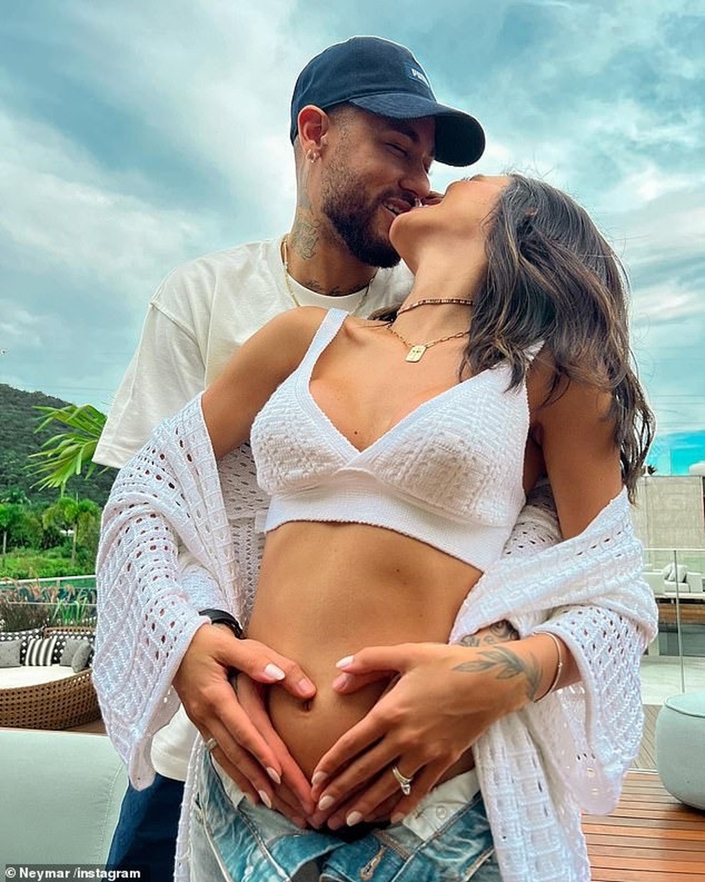 Neymar xin lỗi vì ngoại tình khi bạn gái đang mang bầu - 2 Neymar xin lỗi vì ngoại tình khi bạn gái đang mang bầu - 2