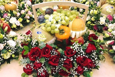Quà độc 8/3: Giỏ hoa quả ngoại giá chục triệu “hút khách” 8/3