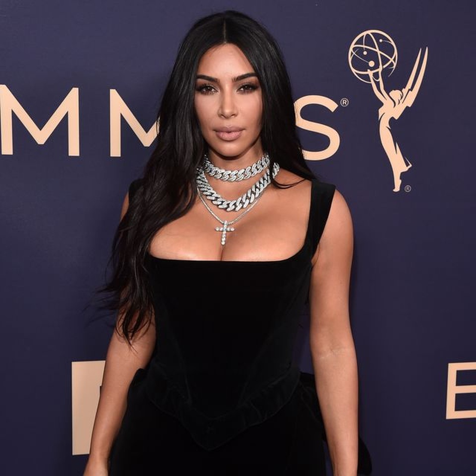 Kim Kardashian gây sốt với ảnh mặc áo tắm học bài - 5 Kim Kardashian gây sốt với ảnh mặc áo tắm học bài - 5