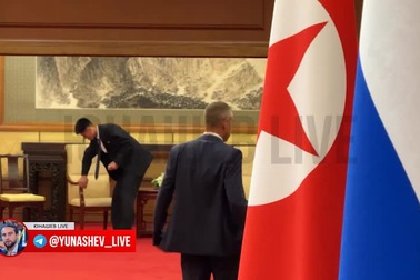 Nhân viên Triều Tiên lau sạch vật dụng Chủ tịch Kim Jong-un dùng ở Bắc Kinh