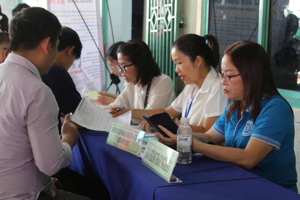 161.000 người thất nghiệp đề nghị nhận trợ cấp tại TPHCM 9 tháng qua - 1 161.000 người thất nghiệp đề nghị nhận trợ cấp tại TPHCM 9 tháng qua - 1