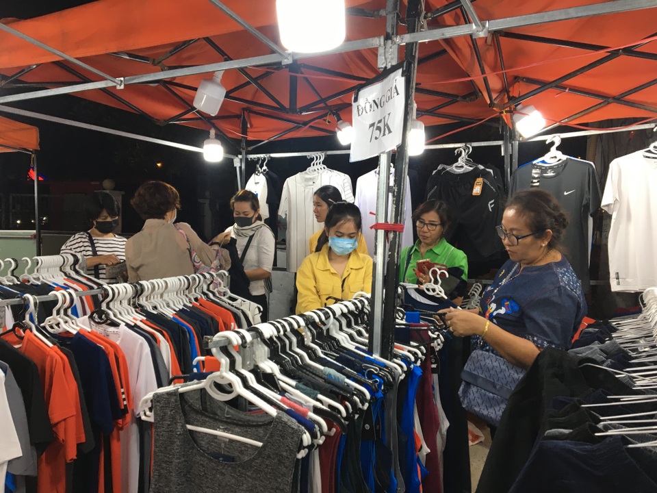 Chợ đêm Sơn Trà vẫn tấp nập khách trong mùa dịch Covid-19 - 3 Chợ đêm Sơn Trà vẫn tấp nập khách trong mùa dịch Covid-19 - 3