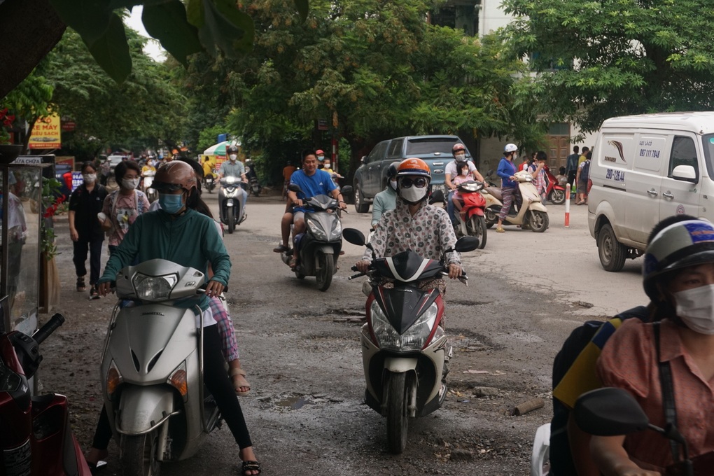 Người dân kêu trời vì con đường đau khổ, toàn ổ voi, ổ gà - 3 Người dân kêu trời vì con đường đau khổ, toàn ổ voi, ổ gà - 3