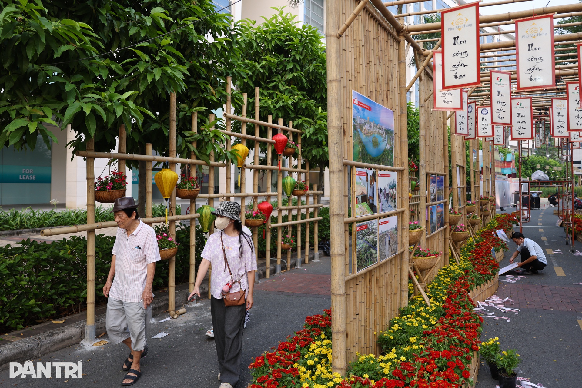 Ngắm linh vật kiểu xếp giấy ở đường hoa xuân khu nhà giàu Phú Mỹ Hưng - 9 Ngắm linh vật kiểu xếp giấy ở đường hoa xuân khu nhà giàu Phú Mỹ Hưng - 9