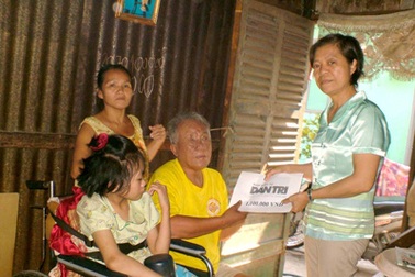 Ông già mù vẫn mò mẫm tìm kế sinh nhai