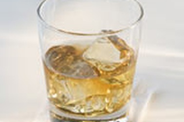 Không uống nước tăng lực pha rượu