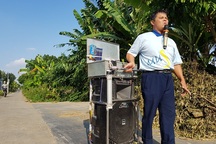 Người cha mù hát rong mơ có tiền ghép sọ cho con gái sau vụ va chạm với tàu hoả