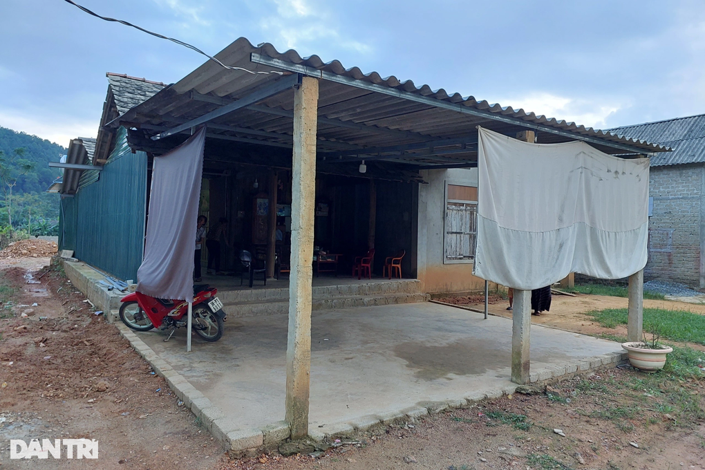 Mẹ ung thư, bố ở bệnh viện, bé gái 8 tuổi bơ vơ trong căn nhà trống hoác - 2 Mẹ ung thư, bố ở bệnh viện, bé gái 8 tuổi bơ vơ trong căn nhà trống hoác - 2
