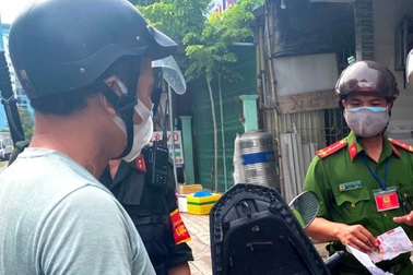 Cầm giấy đi đường của doanh nghiệp xăng dầu làm shipper gà, vịt