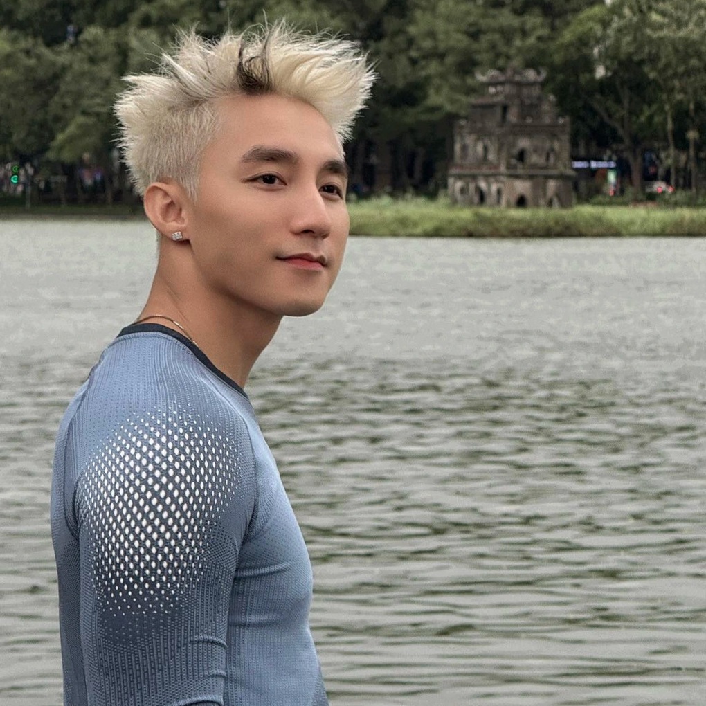 Khoảnh khắc Sơn Tùng M-TP chạy bộ ở Hồ Gươm gây sốt với người hâm mộ - 1