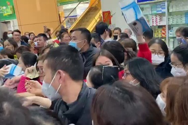 Sốc trước cảnh tượng tranh mua khẩu trang ở chợ thuốc lớn nhất miền Bắc