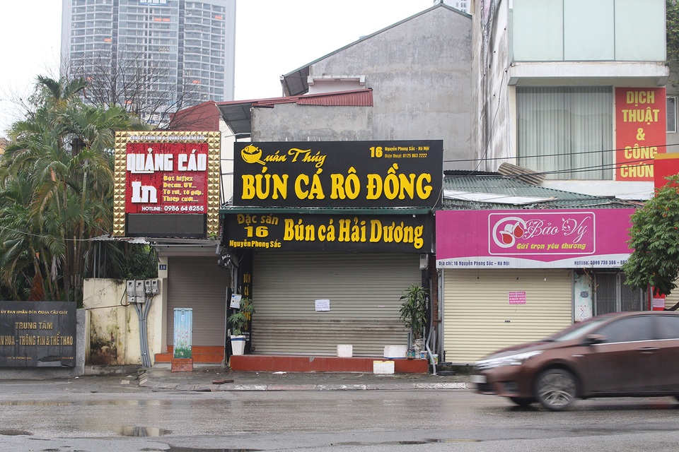 Lác đác quán hàng mở cửa trong ngày đầu Hà Nội dừng cách ly xã hội - 4 Lác đác quán hàng mở cửa trong ngày đầu Hà Nội dừng cách ly xã hội - 4