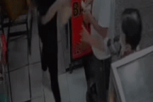 Nhân viên "quăng" bánh mì xuống đất cho người bán vé số: Chủ tiệm nói gì?