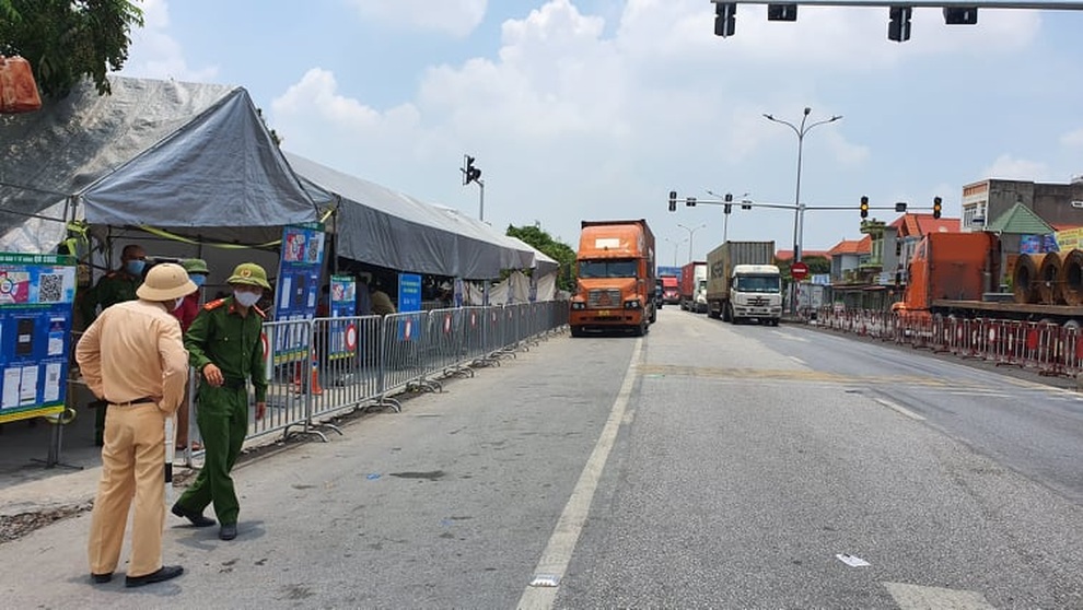 Có xe container lén chở hàng chục người thông chốt vào Hải Phòng - 1 Có xe container lén chở hàng chục người thông chốt vào Hải Phòng - 1