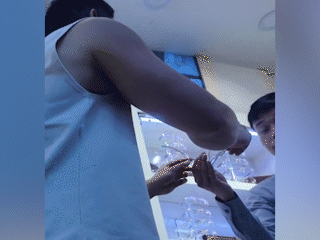 호치민시 안경점 주인이 안경을 고치러 오면서 가격 견적을 듣고 충격을 받은 일본 고객 - 1 Đến sửa kính, vị khách người Nhật sốc khi nghe chủ tiệm ở TPHCM báo giá - 1
