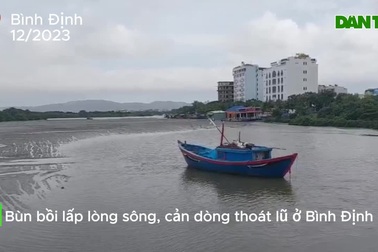 Bùn bồi lấp lòng sông, cản dòng thoát lũ ở Bình Định