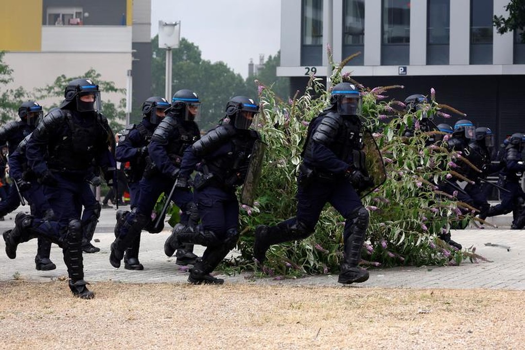 Tổng thống Macron tiếp tục họp khẩn đối phó làn sóng biểu tình bạo loạn - 3 Tổng thống Macron tiếp tục họp khẩn đối phó làn sóng biểu tình bạo loạn - 3