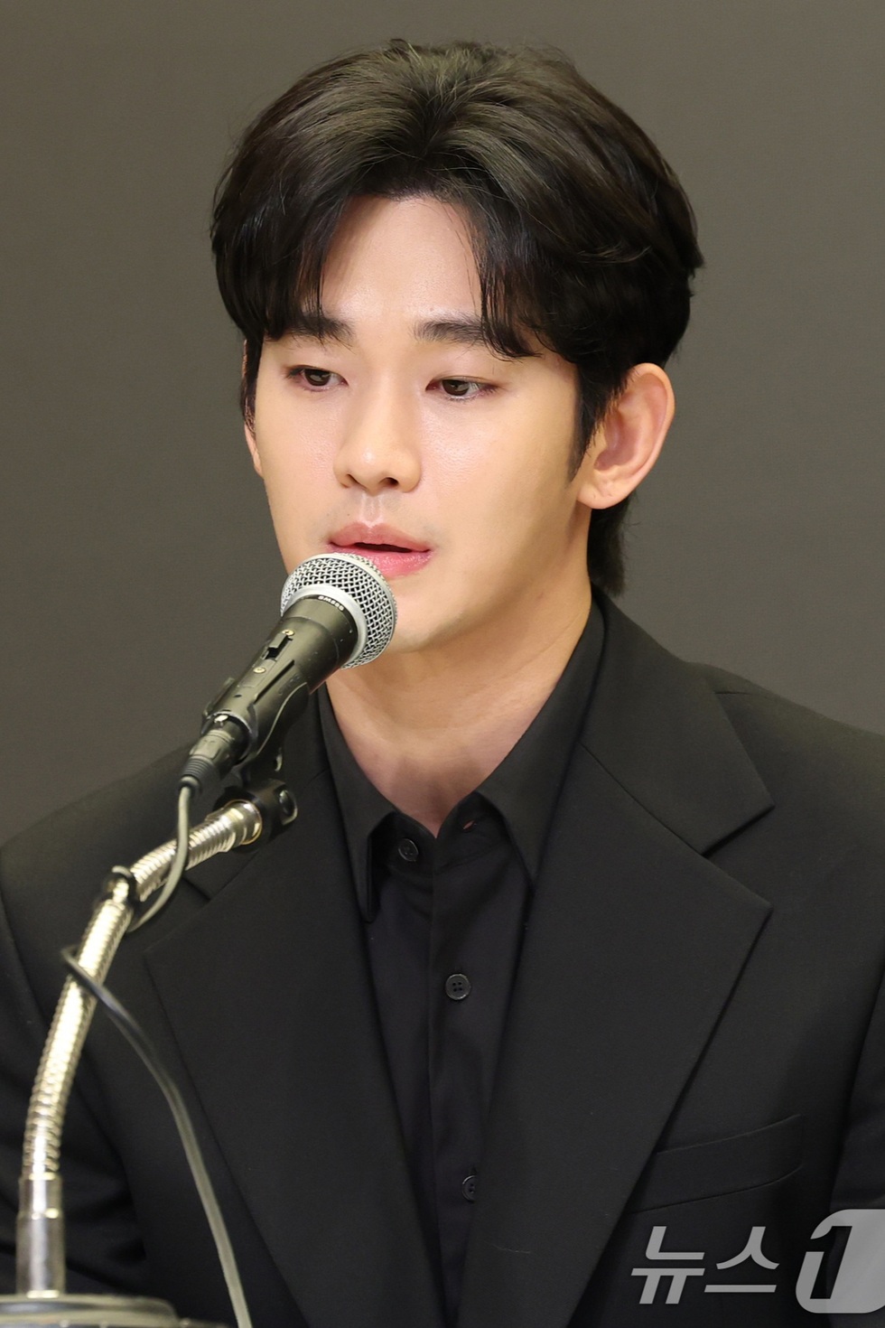 Thế trận giữa Kim Soo Hyun và gia đình Kim Sae Ron sau buổi họp báo - 4