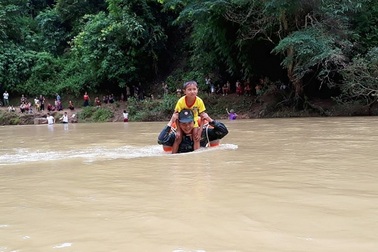 Bộ đội biên phòng kiệu trẻ em băng suối sâu đến trường