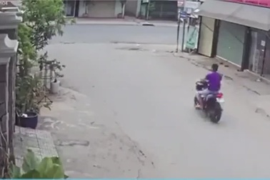 Phóng nhanh, không làm chủ tốc độ, thanh niên lao thẳng vào nhà bên đường