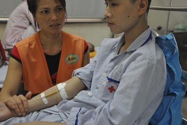  Con bệnh ung thư máu, lại tím mắt vì đòn roi của bố