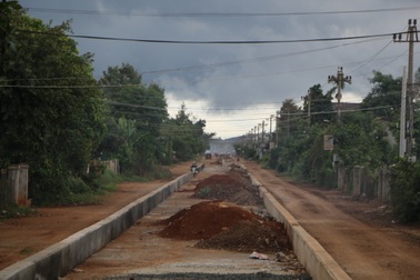 Hàng trăm người dân phản đối “con lươn lớn” nằm giữa con đường nhỏ!