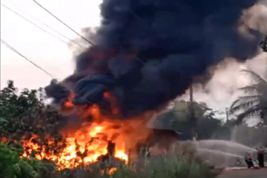 “Bà hỏa” thiêu rụi cả kho xưởng chứa hóa chất