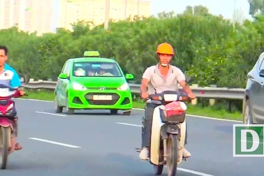 Hà Nội: Lạnh sống lưng cảnh xe máy lách làn ô tô trên cao tốc