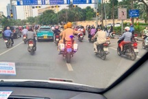 CSGT Hà Nội dùng mô tô chuyên dụng mở đường đưa cháu bé đi cấp cứu kịp thời