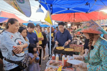 Chàng trai Việt ở rể Thái Lan, cùng mẹ vợ bán bánh tráng nướng đắt khách