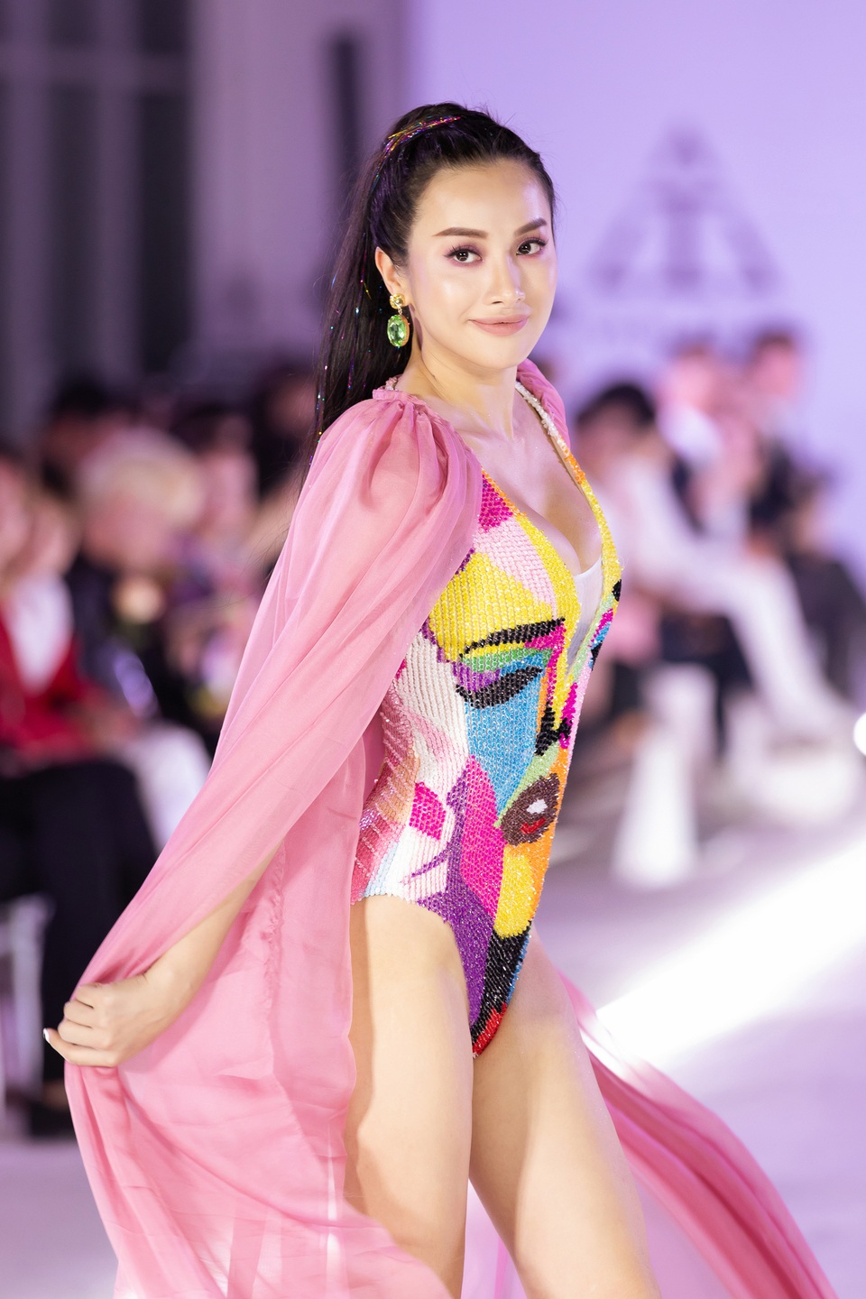 Yaya Trương Nhi quyến rũ khi lần đầu làm vedette thời trang - 7 Yaya Trương Nhi quyến rũ khi lần đầu làm vedette thời trang - 7