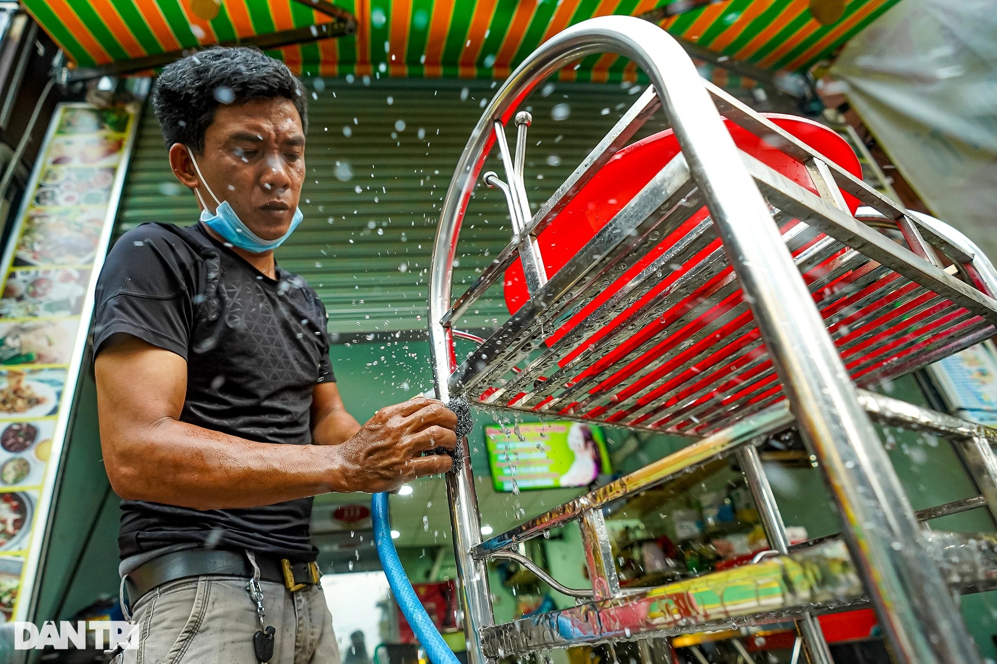 Cửa hàng quần áo, quán ăn ở TPHCM ngóng chờ trạng thái bình thường mới - 2 Cửa hàng quần áo, quán ăn ở TPHCM ngóng chờ trạng thái bình thường mới - 2