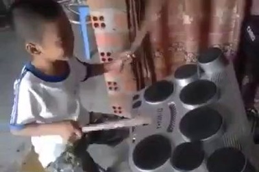 Clip hai anh em nghèo chơi nhạc điệu nghệ “gây bão" trên mạng