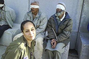 Phẫn nộ chuyện nữ binh sĩ Israel “tạo dáng” bên các tù nhân