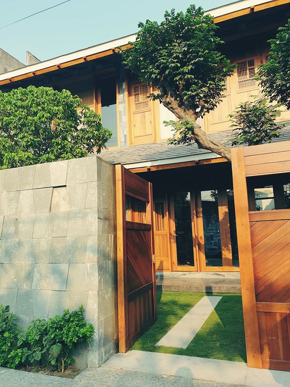 Gia đình trẻ ở Đà Nẵng làm vườn, nuôi cá trong biệt thự giữa phố - 1 Gia đình trẻ ở Đà Nẵng làm vườn, nuôi cá trong biệt thự giữa phố - 1