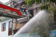 Nhà 3 tầng bốc cháy giữa trung tâm thành phố Quy Nhơn