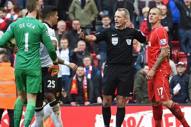 Martin Skrtel sắp gặp họa vì dẫm chân De Gea