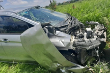 Ô tô 16 chỗ va chạm với tàu hỏa, 8 người đi viện